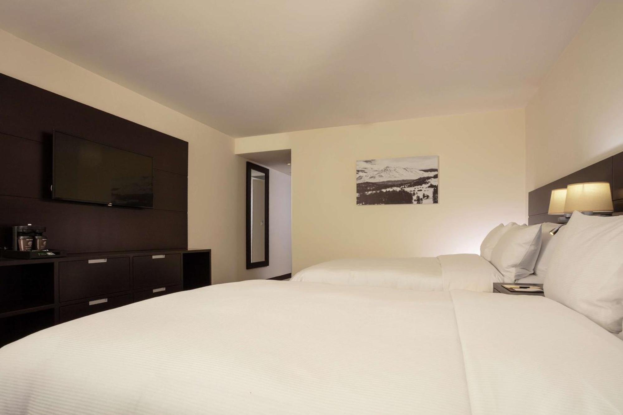 Hotel Doubletree By Hilton Toluca Esterno foto