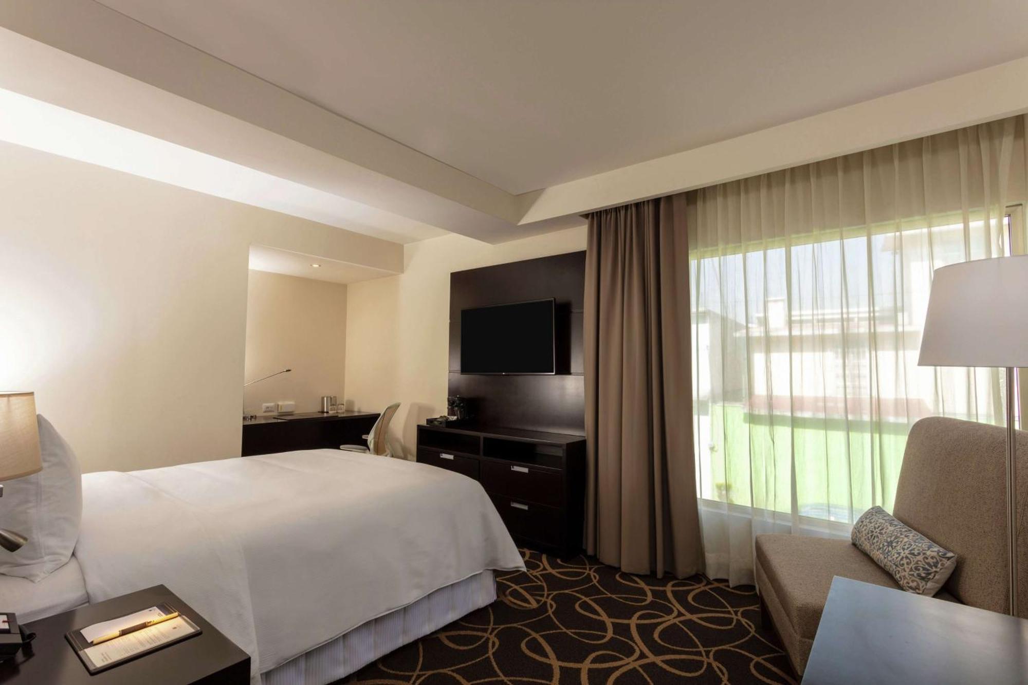 Hotel Doubletree By Hilton Toluca Esterno foto