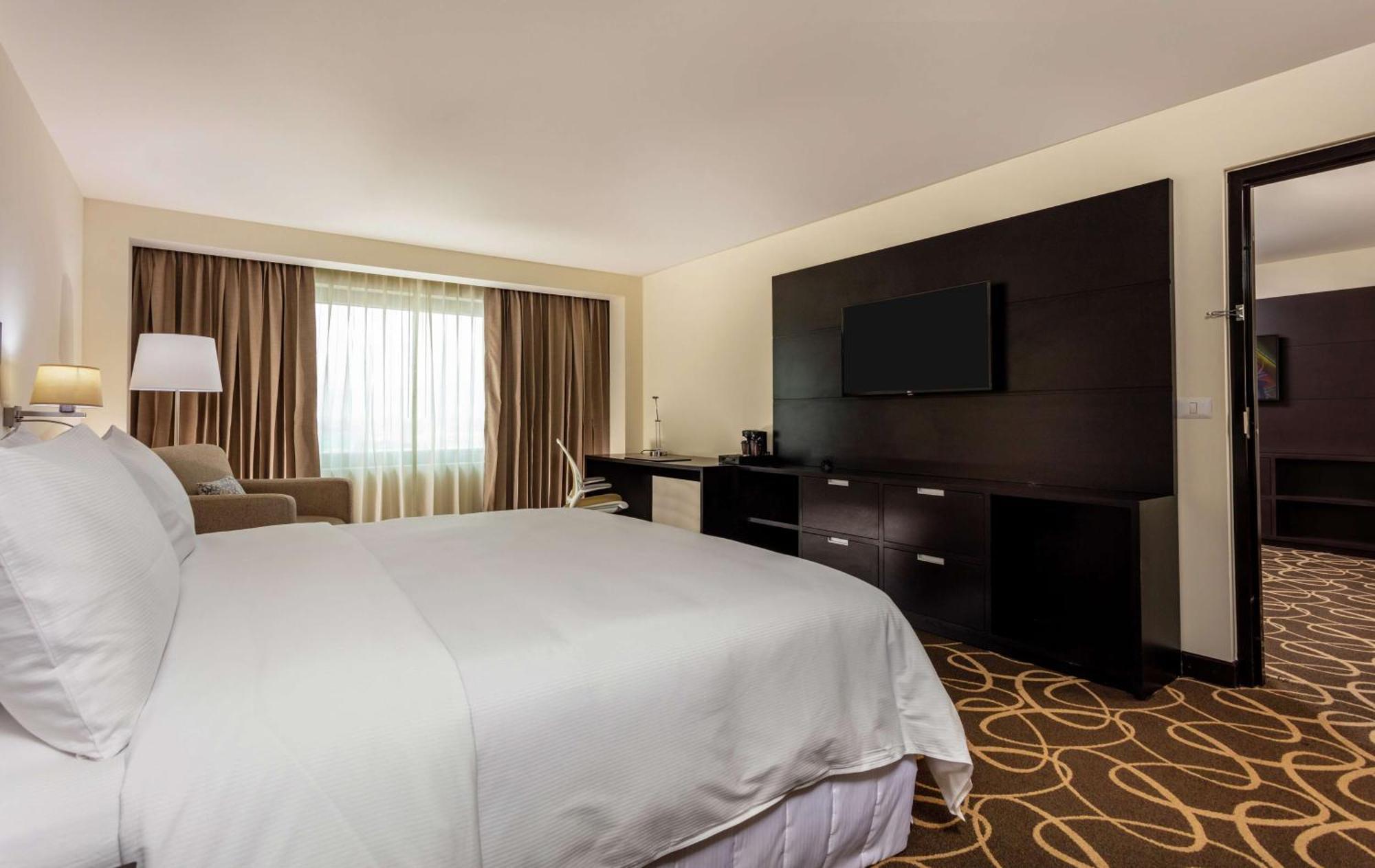 Hotel Doubletree By Hilton Toluca Esterno foto