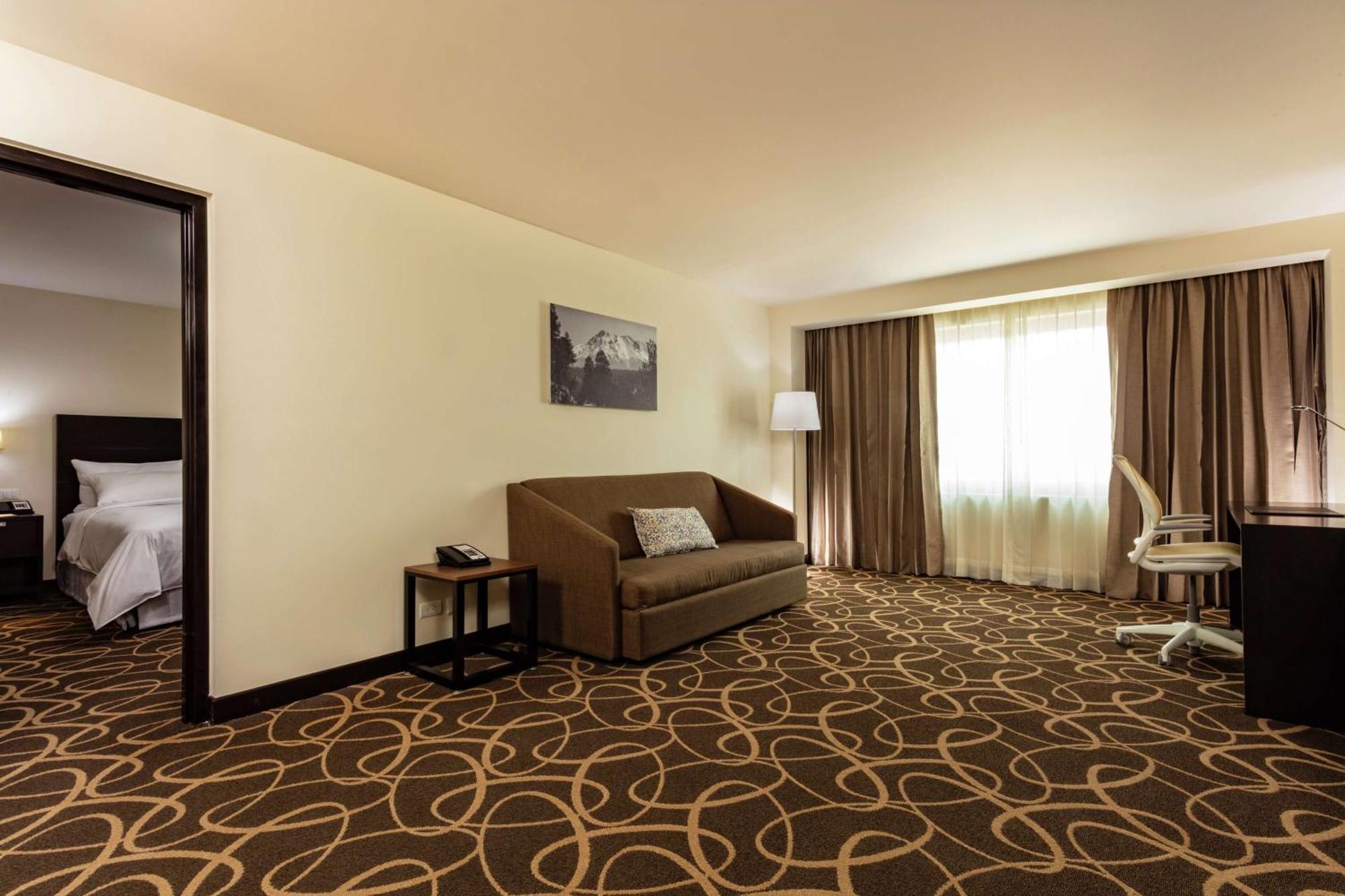 Hotel Doubletree By Hilton Toluca Esterno foto