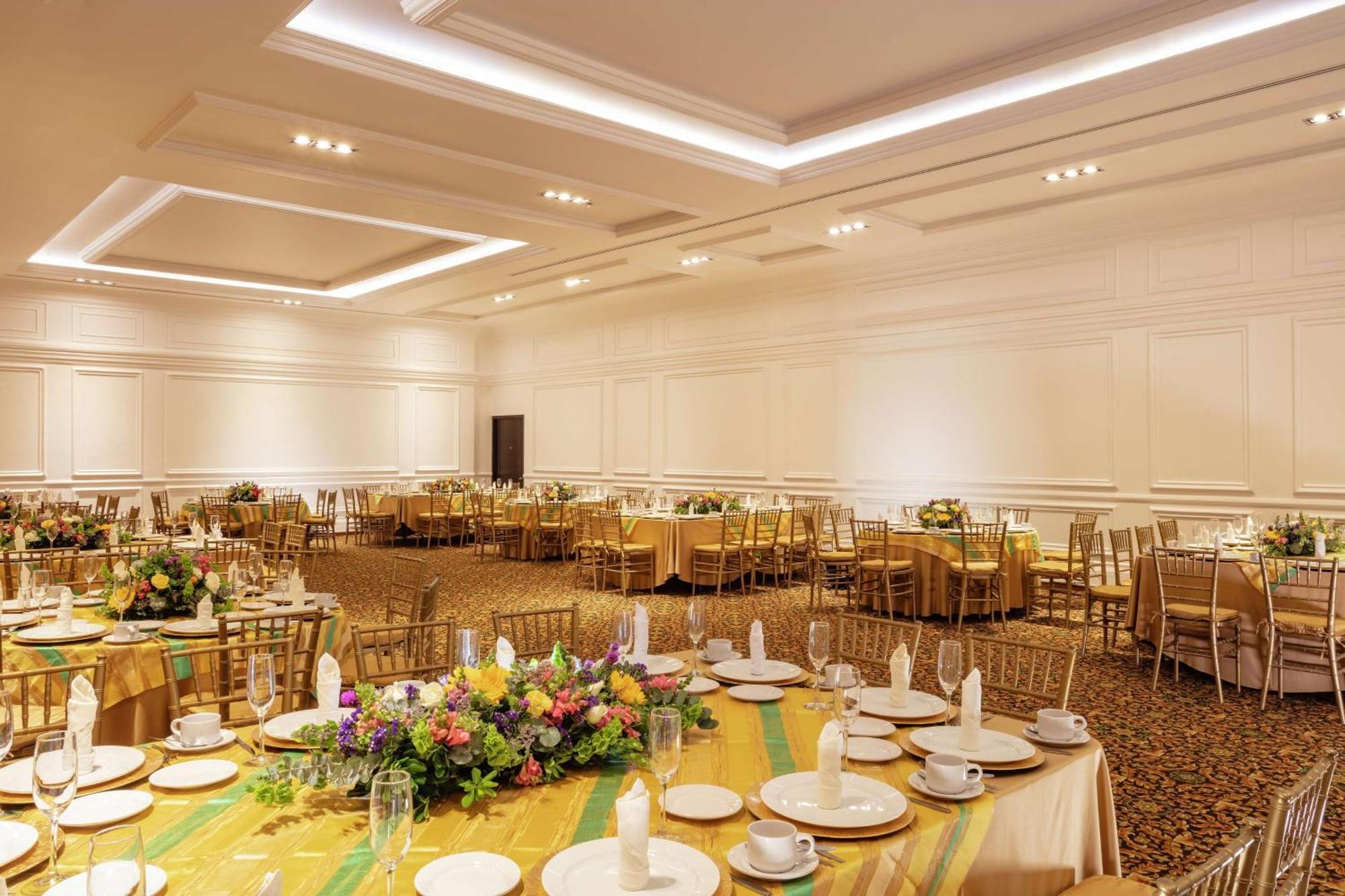 Hotel Doubletree By Hilton Toluca Esterno foto