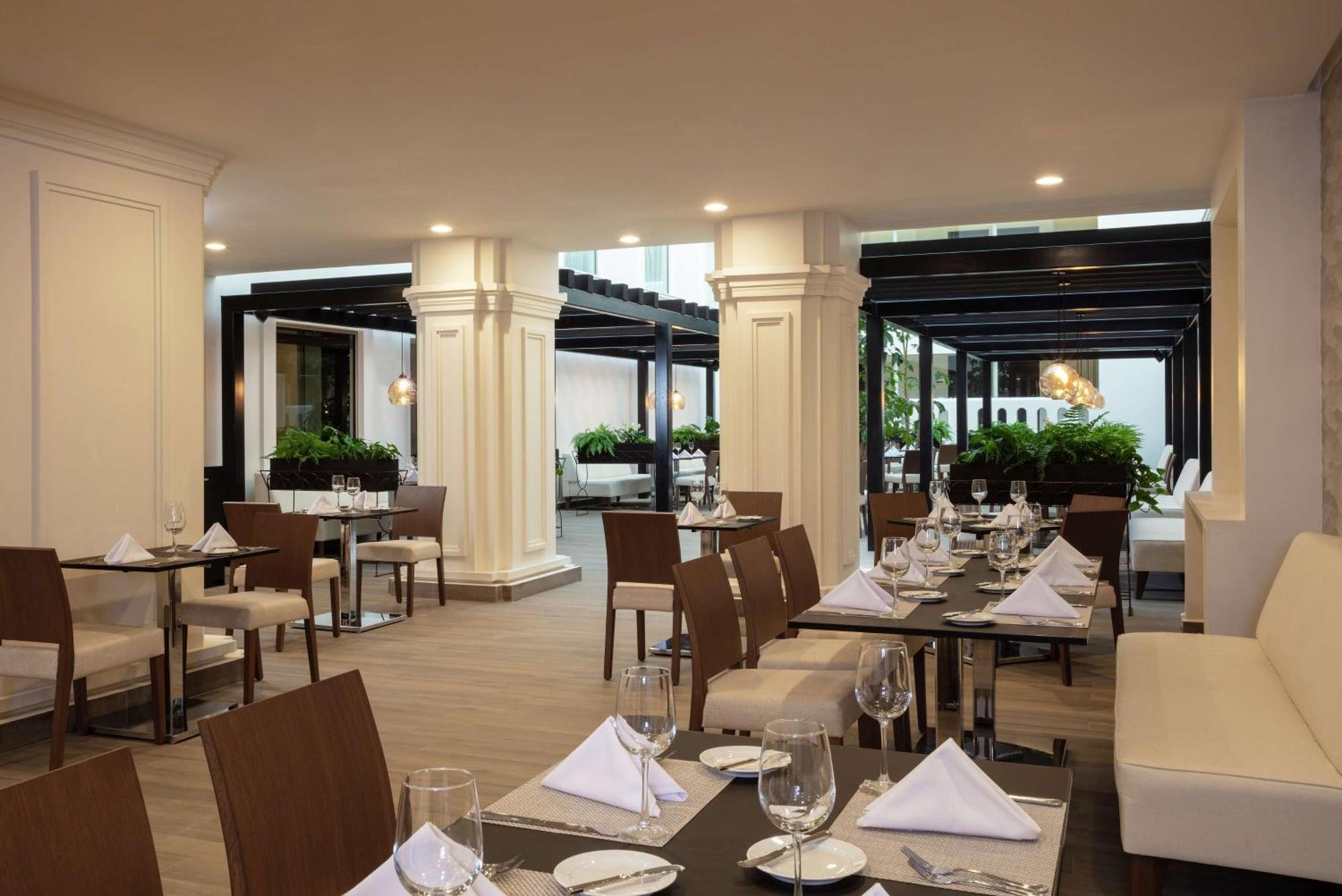Hotel Doubletree By Hilton Toluca Esterno foto